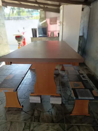 Vendo mesa com bancos para até 12 pessoas leia anúncio por gentileza