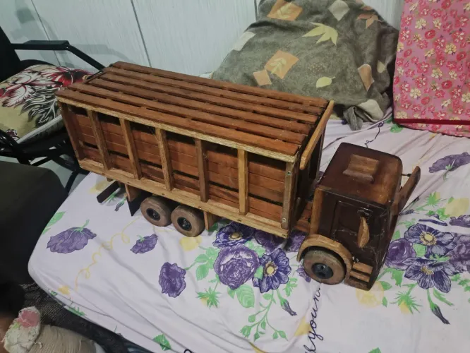Caminhão de Madeira Artesanal Grande (55cm) - Rústico para Decoração