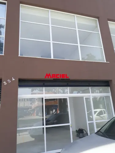 Sala Comercial em Avenida bastante movimentada, com mezanino e 2 wc`s
