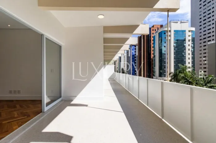 Apartamento Reformado à Venda em Higienópolis, 202 m², 3 quartos sendo 1 suíte, 1 vaga.