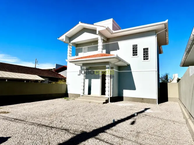 Sobrado no Centro de Palhoça com 2 Dormitórios e Suíte