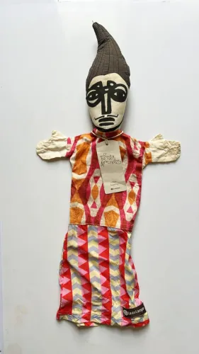 Boneco fantoche do estilista Ronaldo Fraga