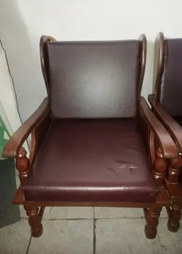 Par de Poltronas Coloniais em Madeira Maciça (Usadas, mas em bom estado)