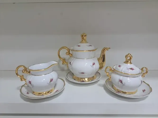 CONJUNTO ANTIGO DE PORCELANA REAL(SP),COMPOSTO POR 1 BULE,1 AÇUCAREIRO,1 LEITEIRA, 3 PIRES