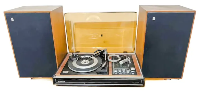 Grundig Studio 715 com as duas caixas de som originais. Funcionando.