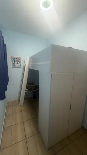 Cama infantil com guarda roupa
