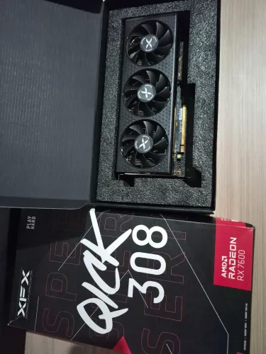 RX7600 8GB modelo de 3 fans