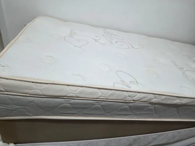 Vende-se cama box solteiro