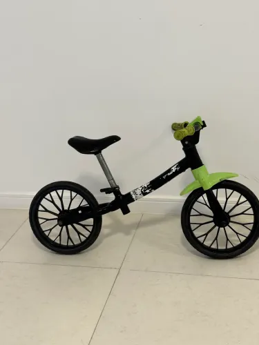 Bicicleta de equilíbrio com capacete
