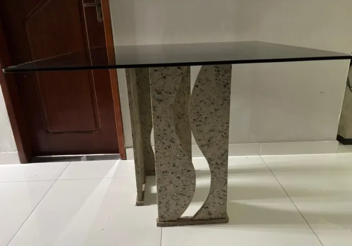 Mesa com base de granito e tampo de vidro