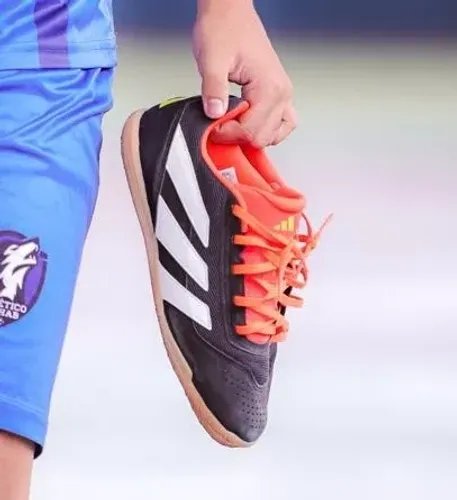vende se chuteira de futsal da adidas