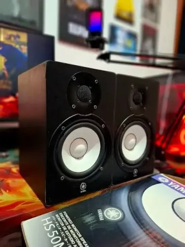 Monitor Yamaha HS5. 220v