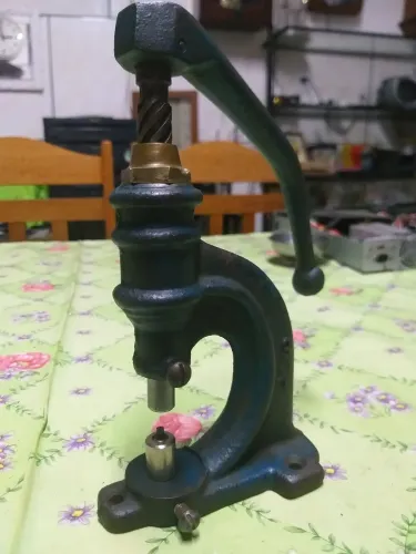 Máquina de pregar botão ilhos