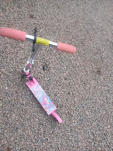 Patinete, brinquedos e livros 
