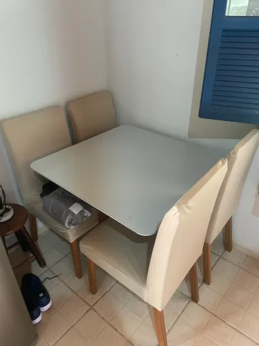 Mesa com tampo de vidro 