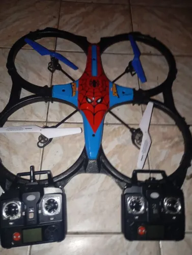 Drone do homen aranha com controles extras, pega distância,com carregador e elicis extras 