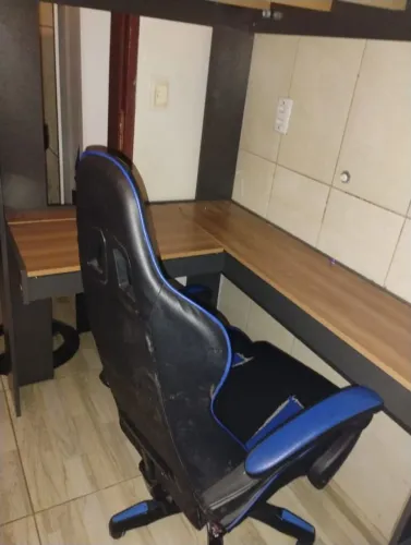 Cama de solteiro com mesa de computador e prateleiras em baixo