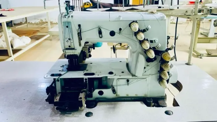 Máquina Galoneira Industrial 3 Agulhas - Completa com Mesa e Motor