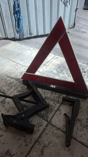 Macaco sanfona e triangulo de sinalizacao