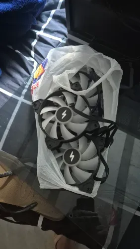 Gabinete usado mid tower + mais conjunto de fãs sem controladora