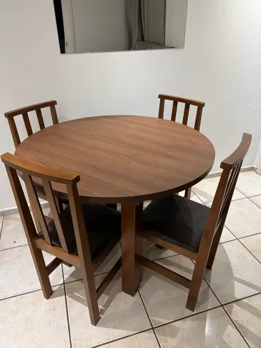 Mesa com 4 cadeiras em MDF