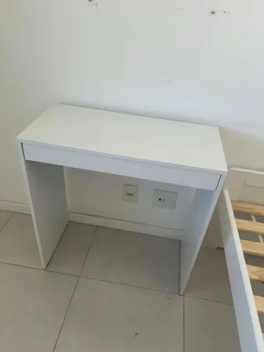 Escrivaninha branca com 1 gaveta