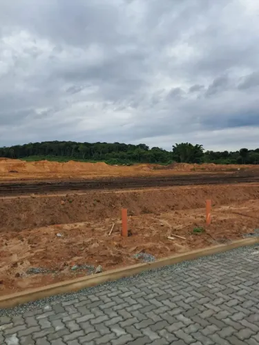 Tendo terreno  em araquari  20 mil de entrada e assumir parcelas. 