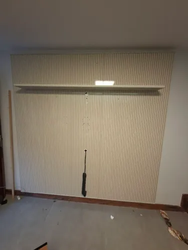 Painel de parede ripado com prateleira + rack suspenso com gavetas