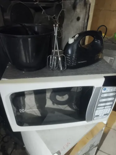 Microondas Eletrolux 23L de brinde batedeira
