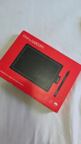 Mesa Digitalizadora One by Wacom pequena vermelha e preta