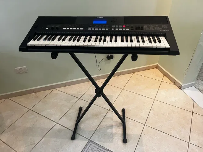 Teclado Yamaha semi novo