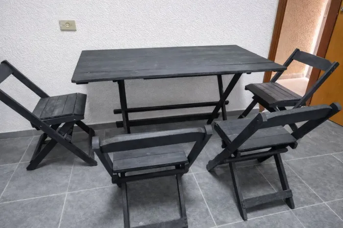 Conjunto de mesa e cadeiras dobráveis