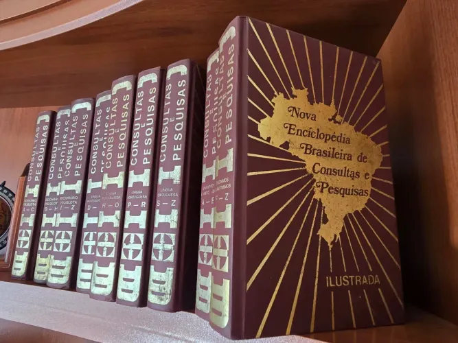 Vendo Coleção e pesquisas língua portuguesa sinônimo e antônimo- 10 volumes- somente.