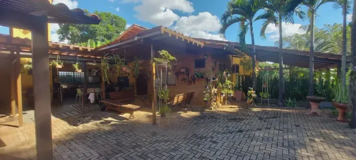 Chácara em Goiânia de 5.000m², Arborizada, toda gramada, com pomar e local pra horta - Goi