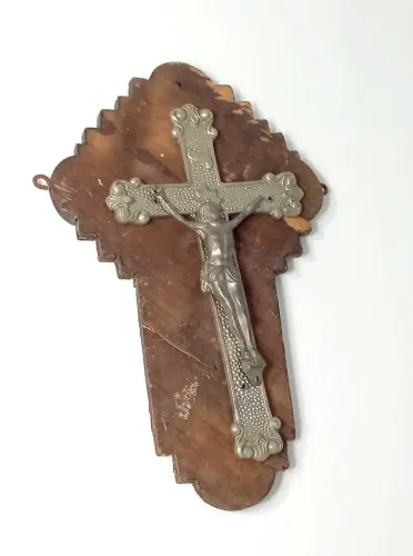 Antigo crucifixo feito em madeira e chumbo