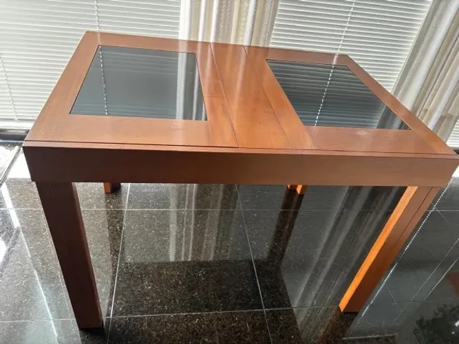 Mesa de Jantar (com extensão de tamanho) com 2 cadeiras