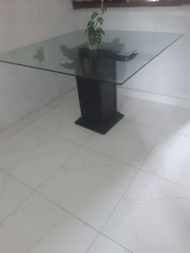 Mesa de vidro medindo 120X120
