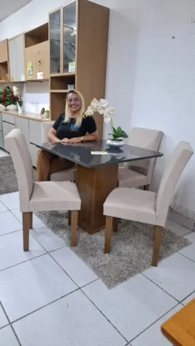 Mesa quadrada com 4 cadeiras