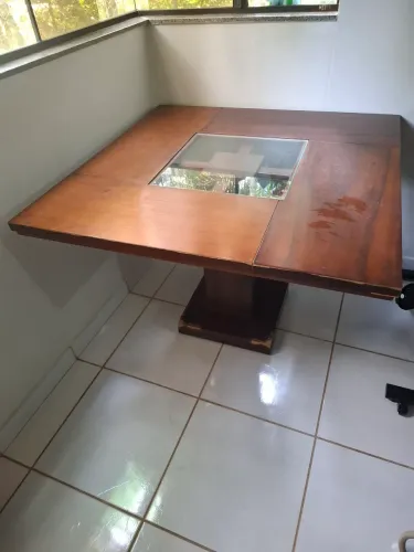 Mesa com centro de vidro