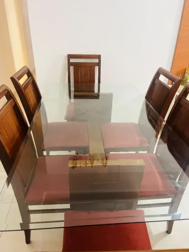 Mesa de Jantar de Madeira com Cadeiras e Vidro - R$ 1.200