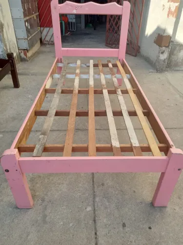 Cama de madeira de solteiro 