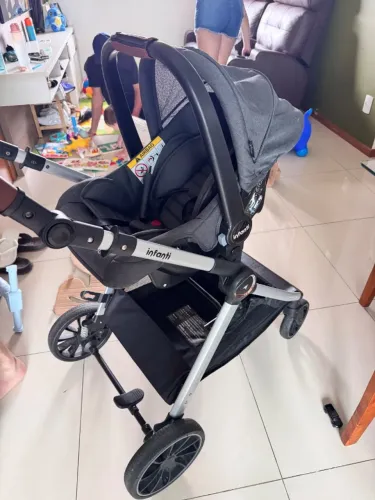 Carrinho de bebe com bebe conforto