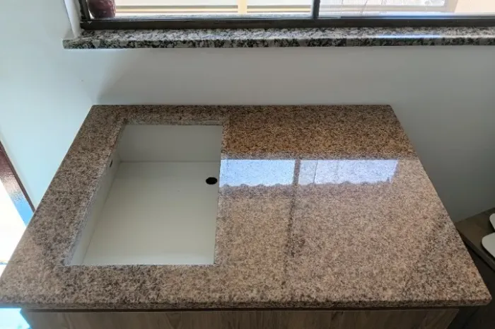 TAMPO EM GRANITO MARACUJÁ PARA BANCADA DE COOKTOP