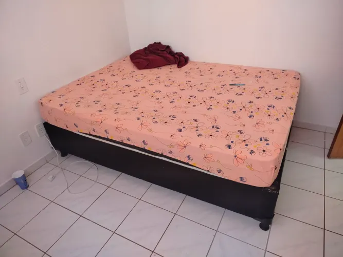 Cama de casal espaçosa.. Box