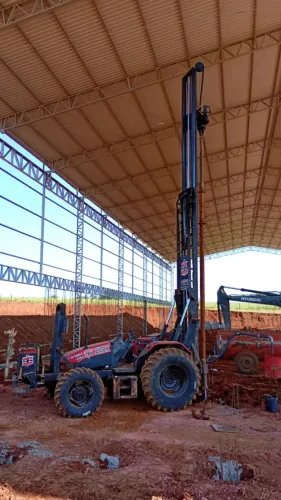 Trator perfuratriz motor feito em fevereiro 2024