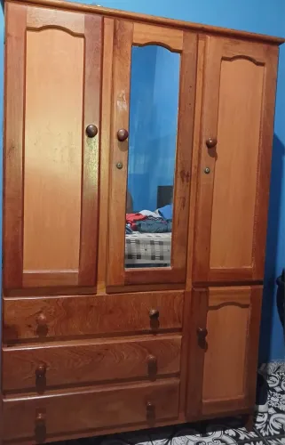 Guarda roupa de madeira
