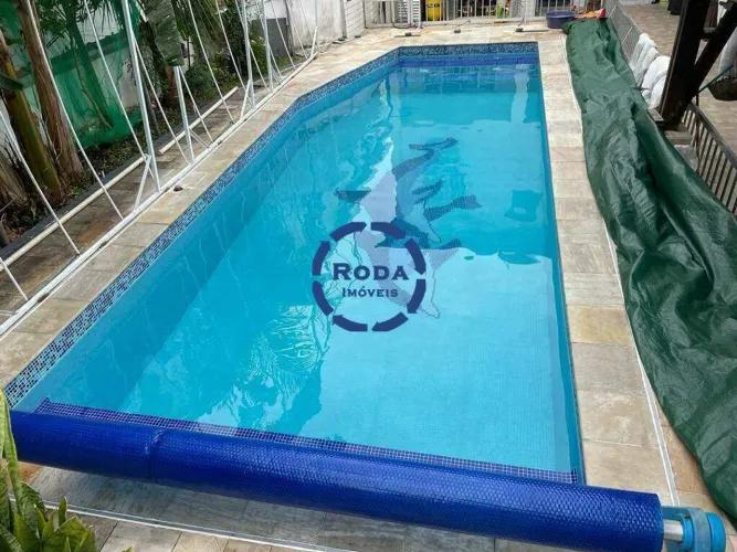 Casa Isolada à Venda na Vila Mathias em Santos com 4 Dormitórios, Piscina e 6 Vagas
