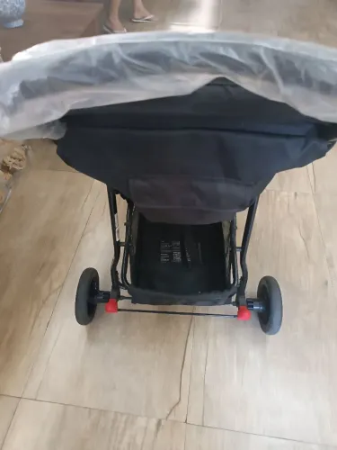 Carrinho de bebê pouco uso- estado de novo