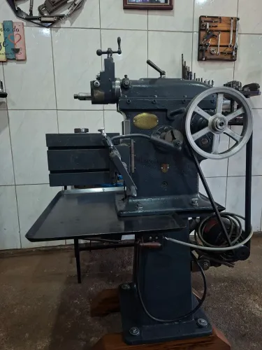Máquina Plaina Limadora Industrial, Trifásico, 220W, máquina relíquia e funcional, 100%.