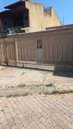Aluga-se uma casa de 2 quartos na Qd 22 do Setor Leste